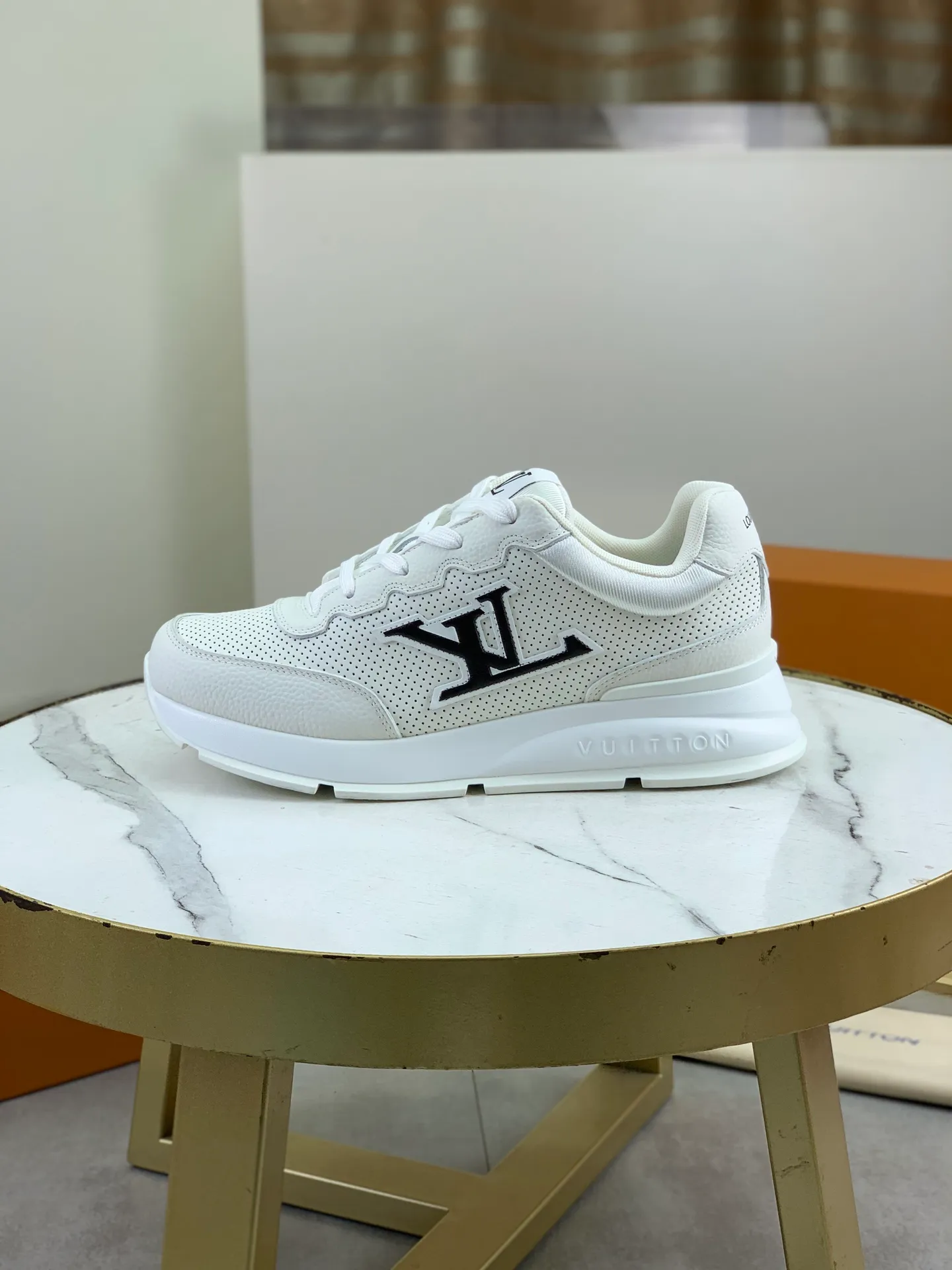 Factory price P700 💶 Top version [LOUIS VUITTON] Couple 🧑‍🤝‍🧑 Craftsman style Counter series (original order) New style 🍀LV Louis Vuitton - top version LV classic high-top trendy shoes! Made of imported original craft calfskin, original breathable lining, and original wear-resistant, lightweight, high-end TPU outsole! High quality products! 3️⃣ colors available, code numbers: female 35-39, male 39-44 (female 40, male 45 46 customized)